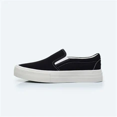 Schlichte weiße und schwarze Segeltuchturnschuhe